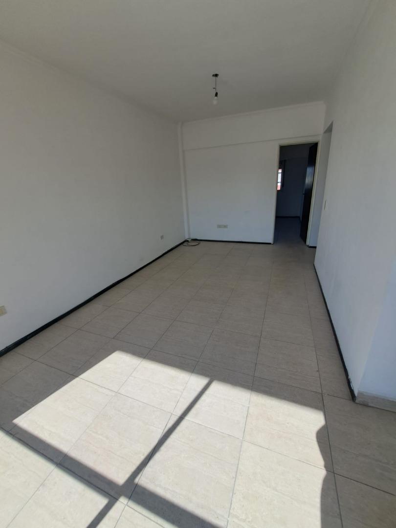 Depto Tipo Casa en Alquiler en Sarandi, $ 500.000