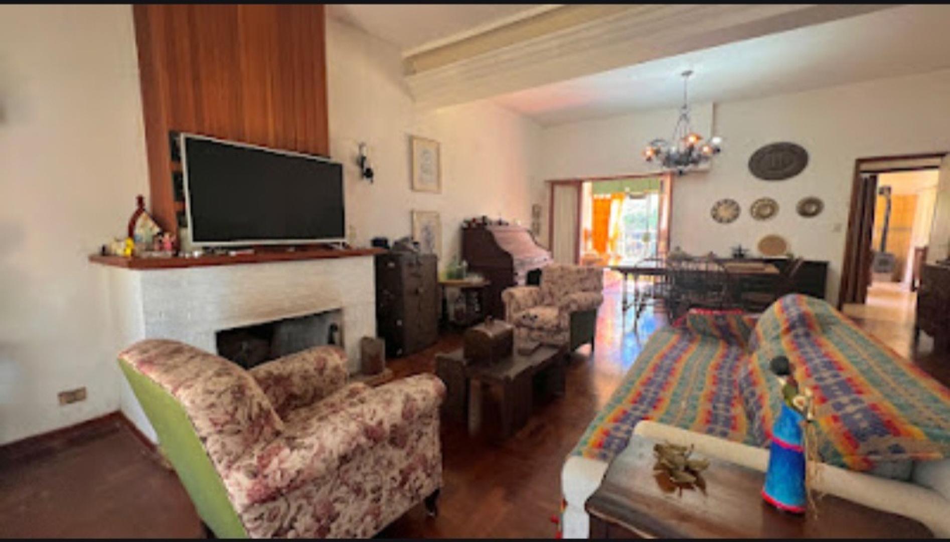 Venta de casa 4 ambientes con dependencia en Martinez