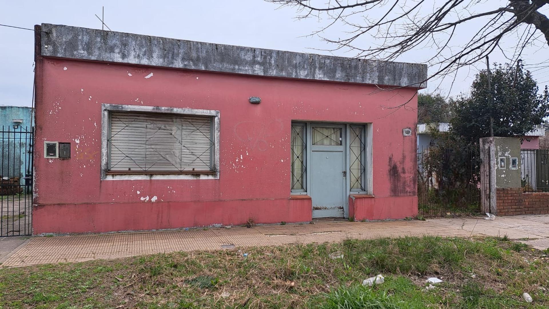 solida casa en venta a refaccionar