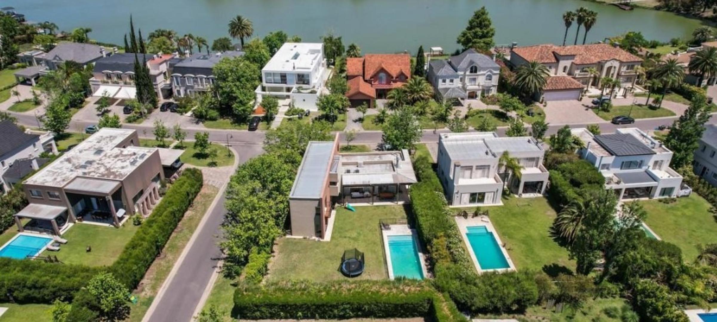 Casa 6 ambientes con 4 baños