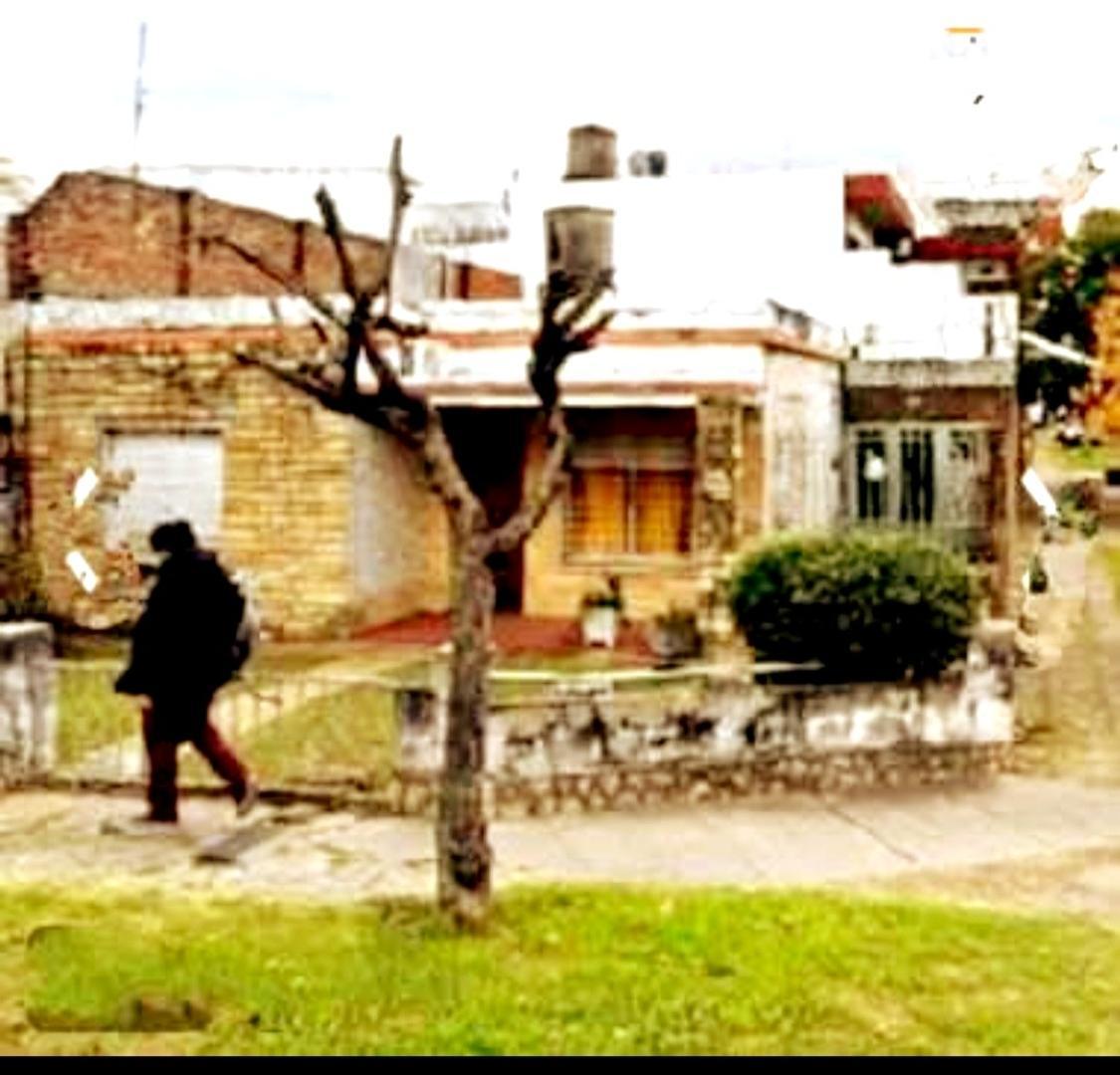 VENTA CASA A REFECCIONAR  CUATRO AMB. HAEDO