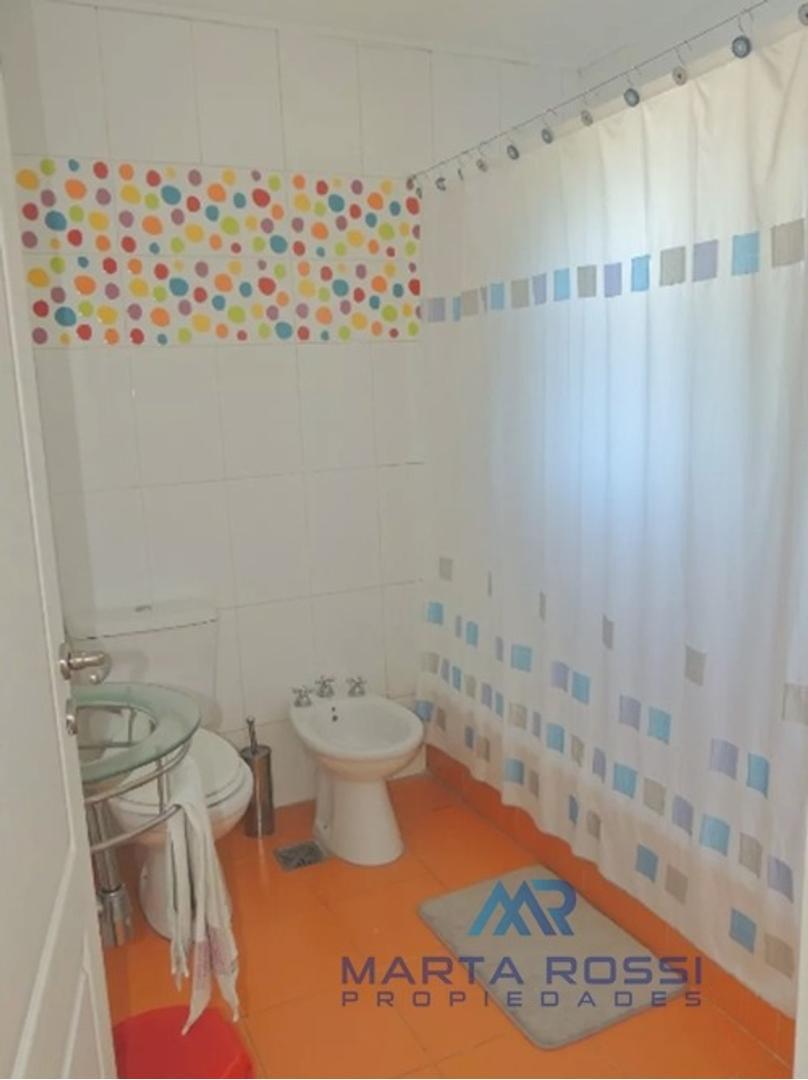 Casa 5 ambientes con 4 baños
