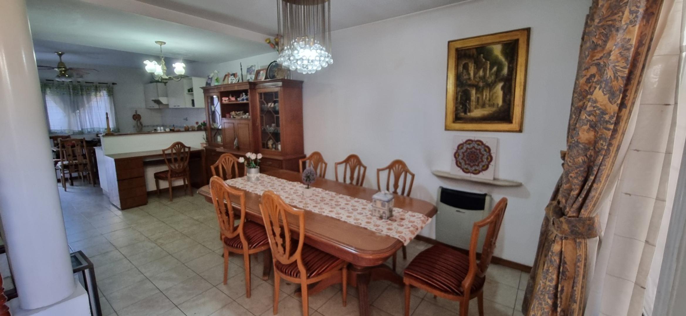 Casa 4 ambientes con 2 baños