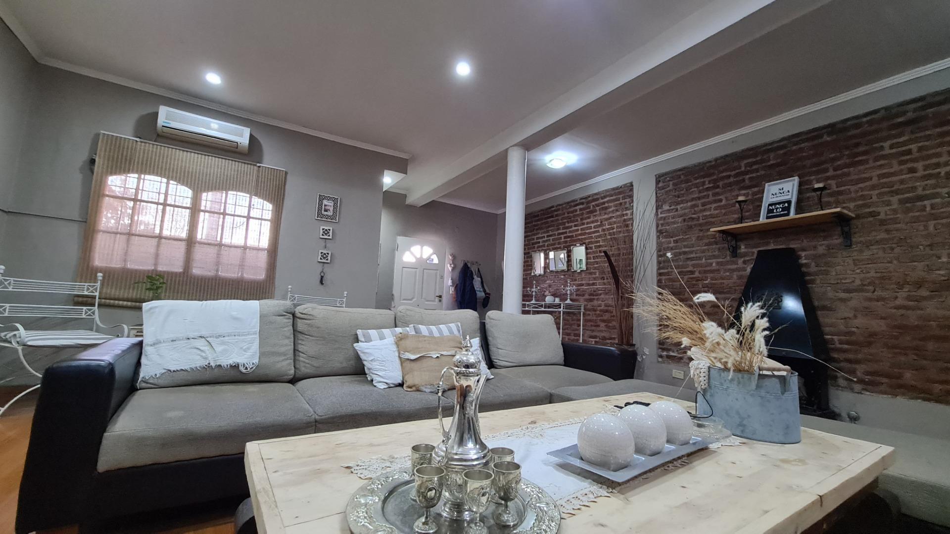 Casa 5 ambientes con 2 baños