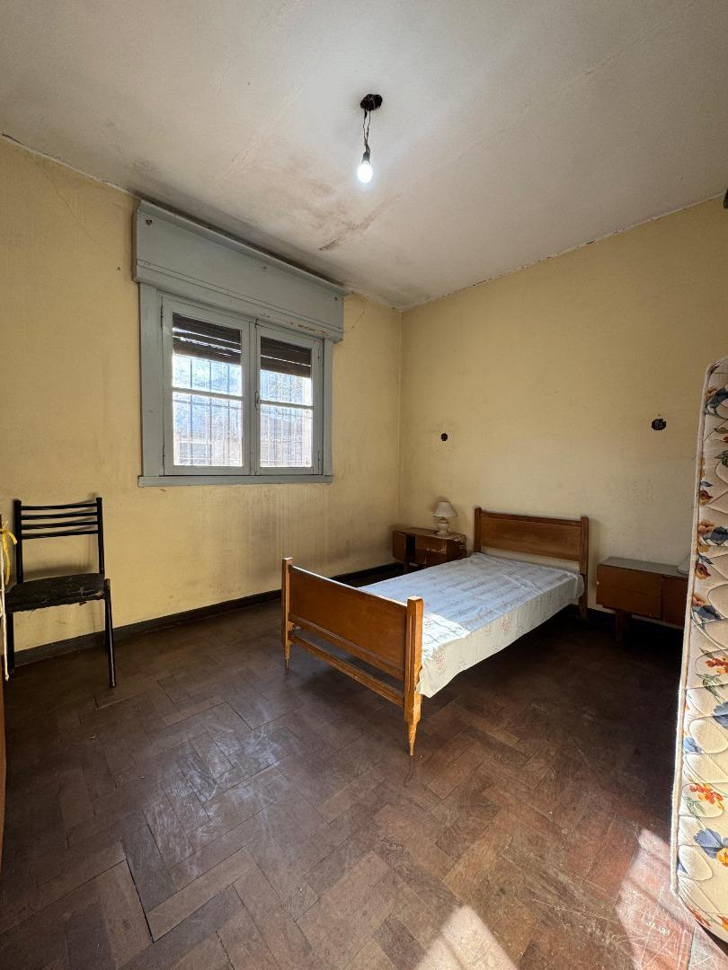 CASA CUATRO AMBIENTES CON COCHERA, PATIO Y TERRAZA EN VENTA