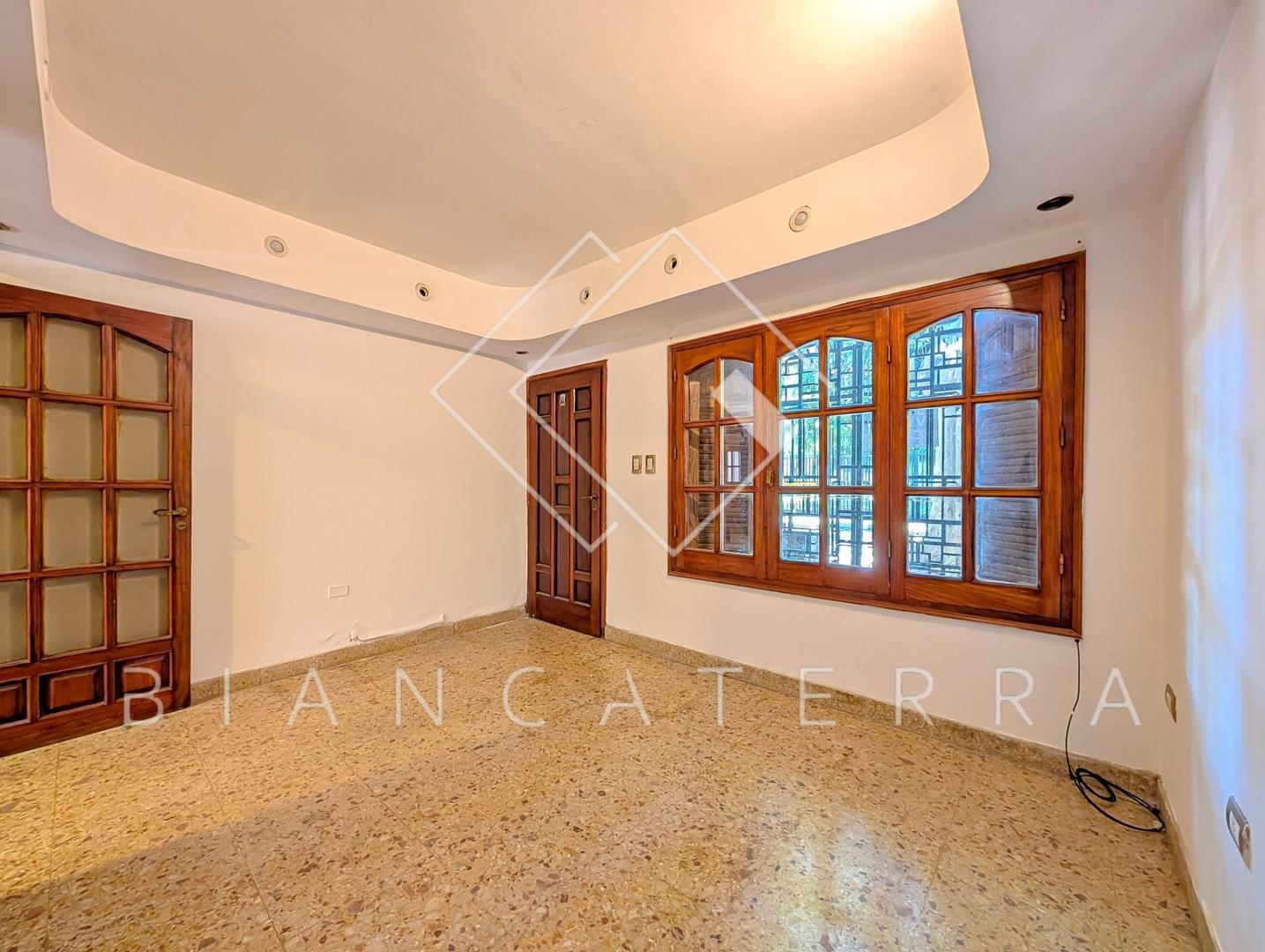 CASA 3 DOMITORIOS CON COCHERA - ZONA SUR