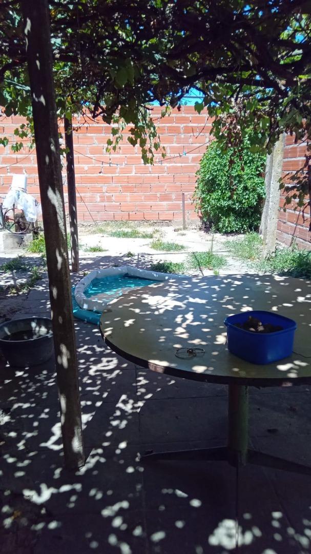 Casa amplia con patio delantero y trasero + garage en Merlo