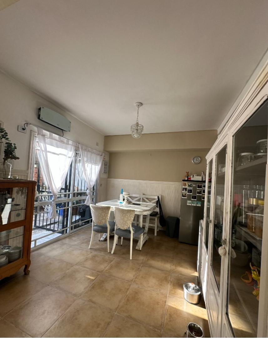 Casa 6 ambientes con 4 baños