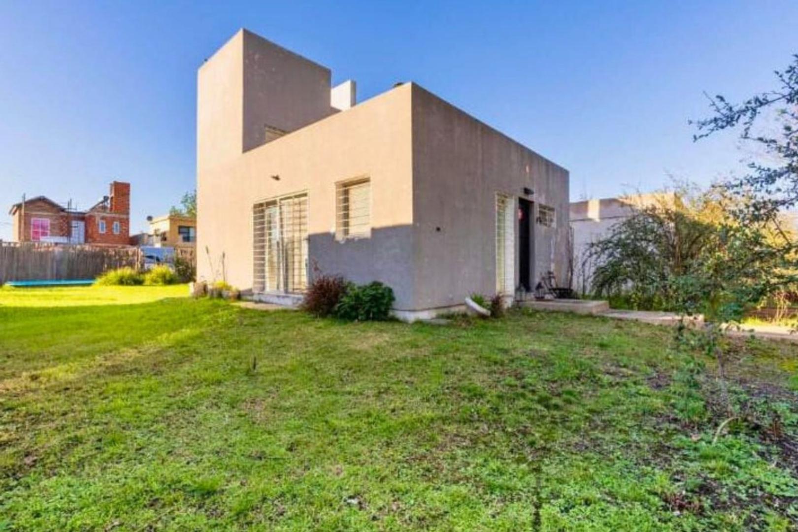 CASA EN VENTA ROLDAN 1 DOMRITORIO PILETA PERMUTA