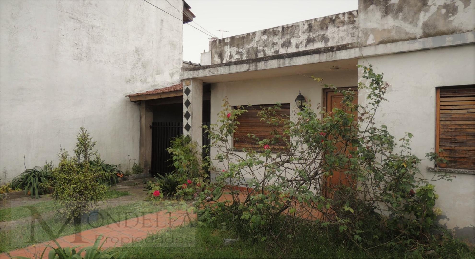 VENTA CASA 3 AMB. CON EXCELENTE FONDO EN MORON SUR