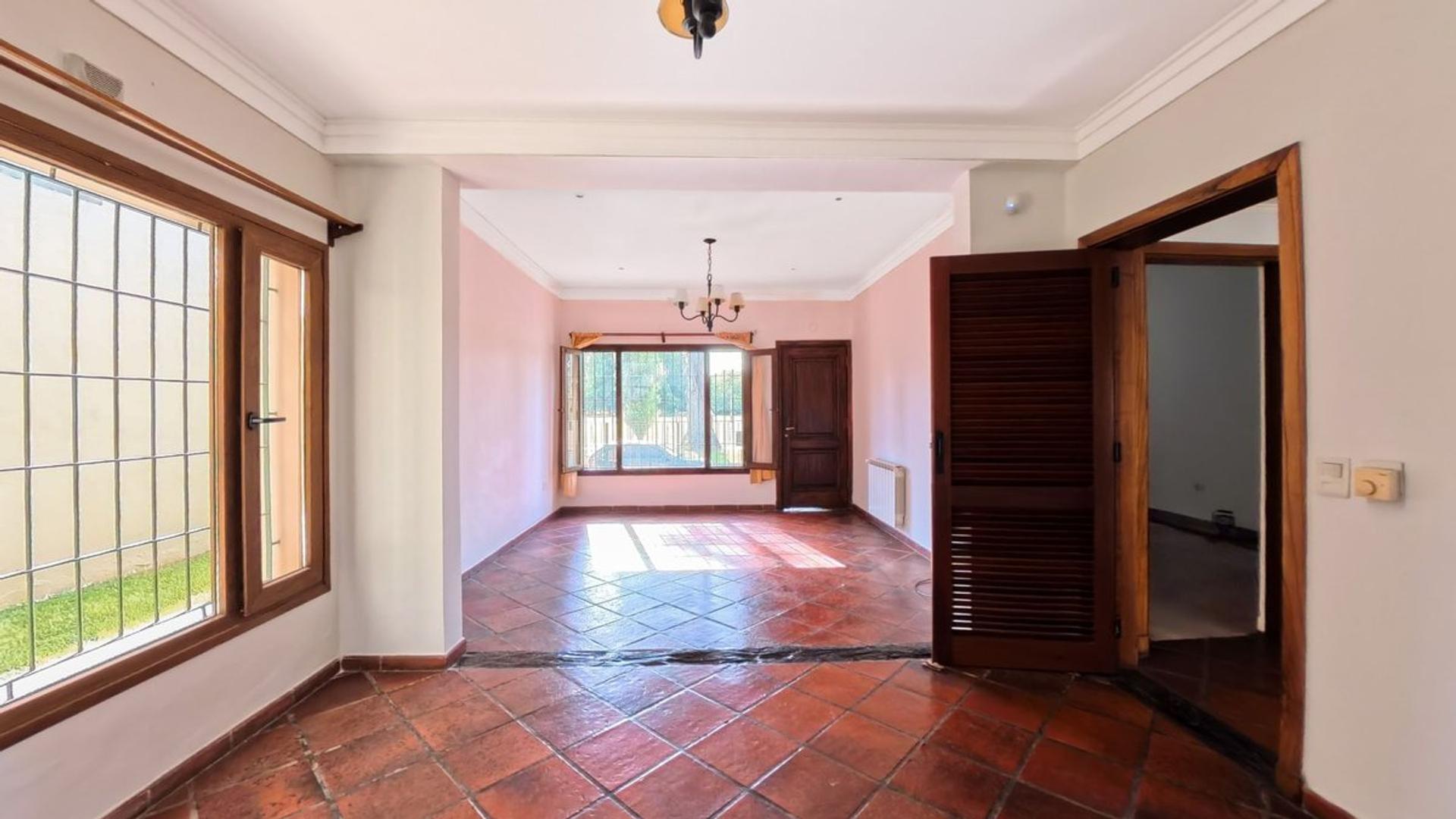 Casa 5 ambientes con 1 baño