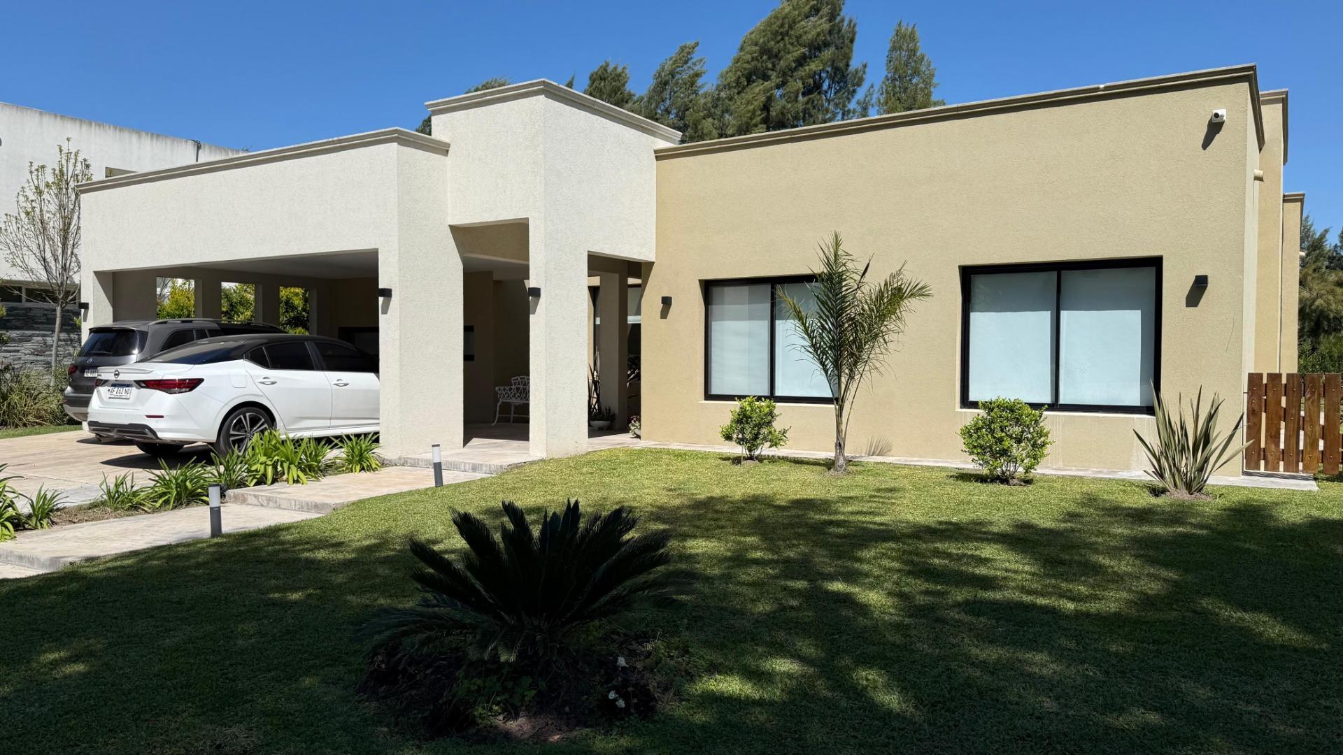 VENTA - CASA 4 AMBIENTES + PILETA