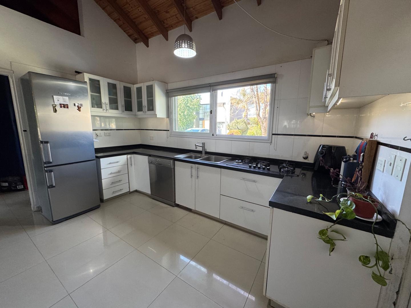 Casa en Venta con 4 cocheras