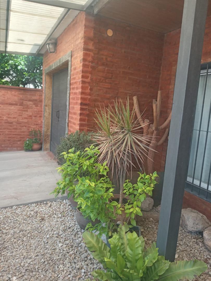 Calle 25 Padre De La Sierra Acepta Propuestas 1648, Berazategui Oeste, Provincia De Buenos Aires, Argentina