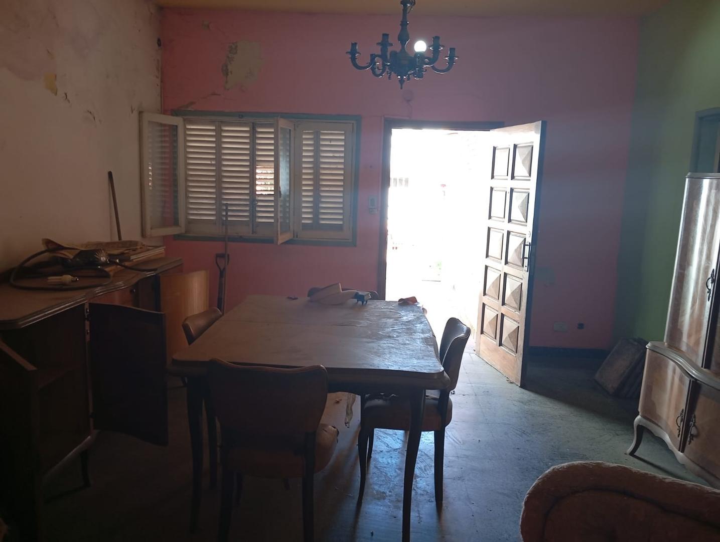 Casa de 4 ambientes a reciclar c/garaje, patio y terraza