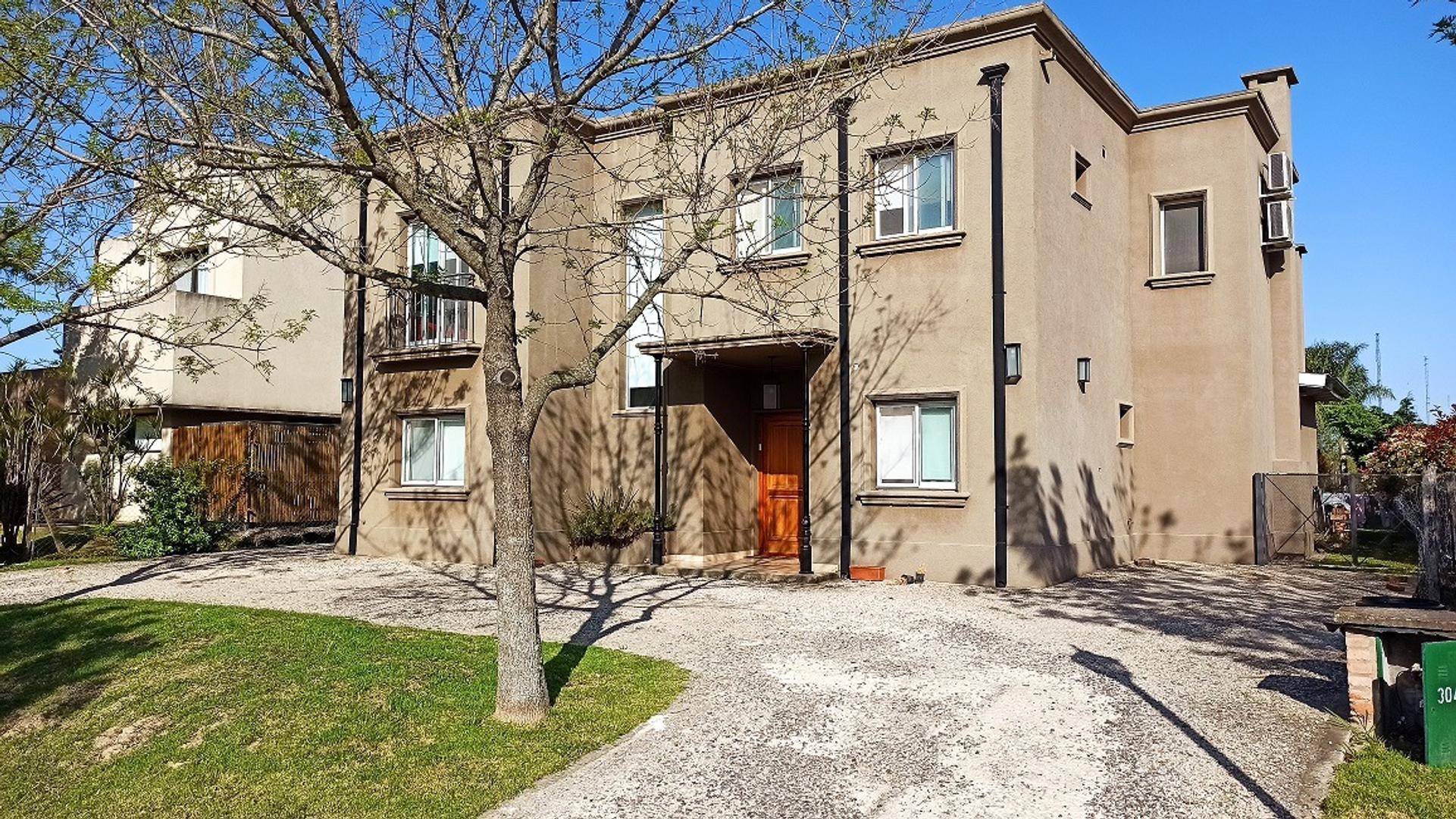 Casa en barrio Santa Barbara