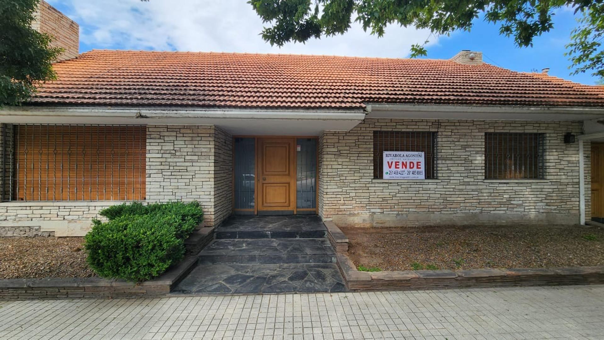 CASA EN CALLE LA PAMPA Y SERÚ DE BARRIO BOMBAL