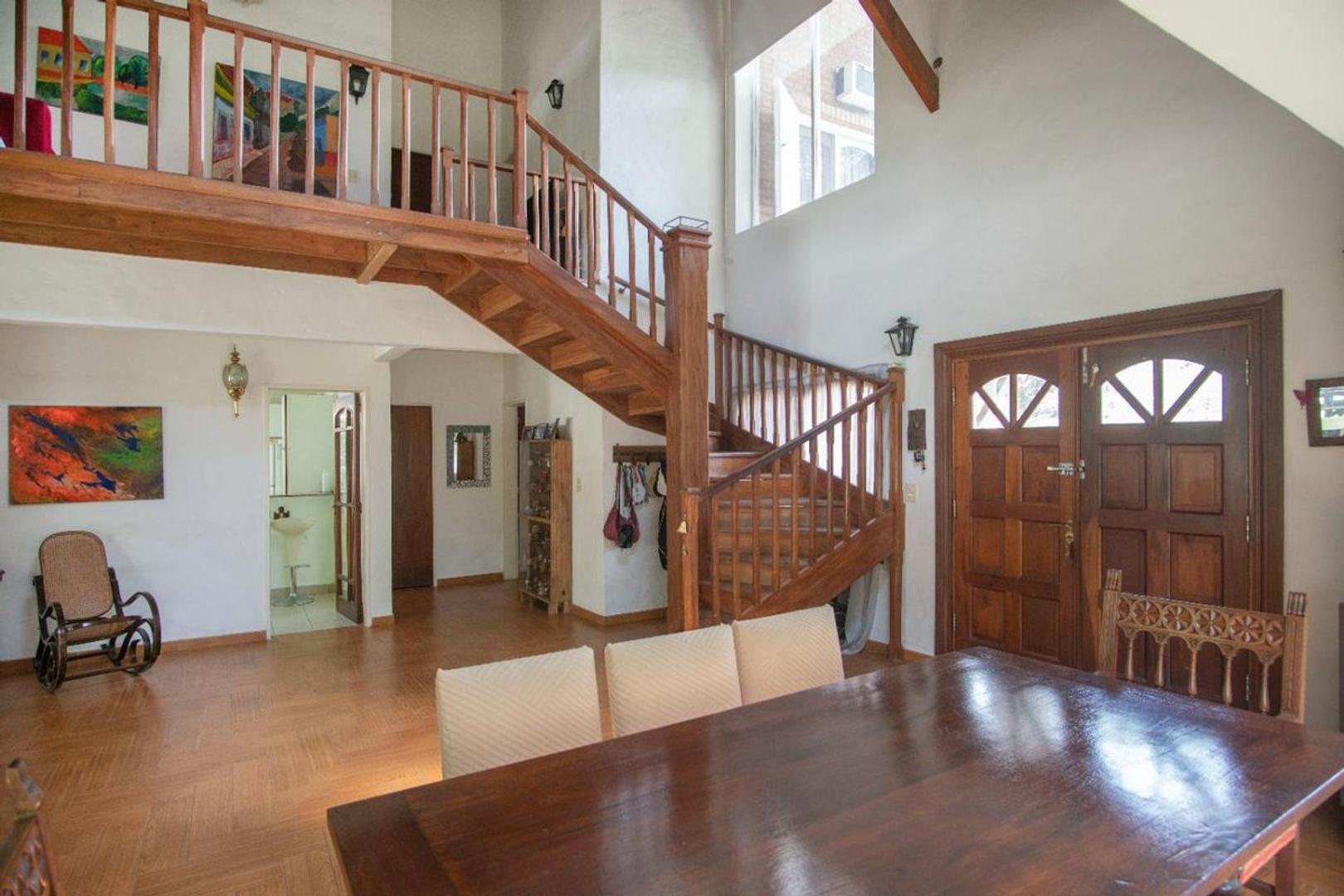 Casa 4 ambientes , pileta y gran parque