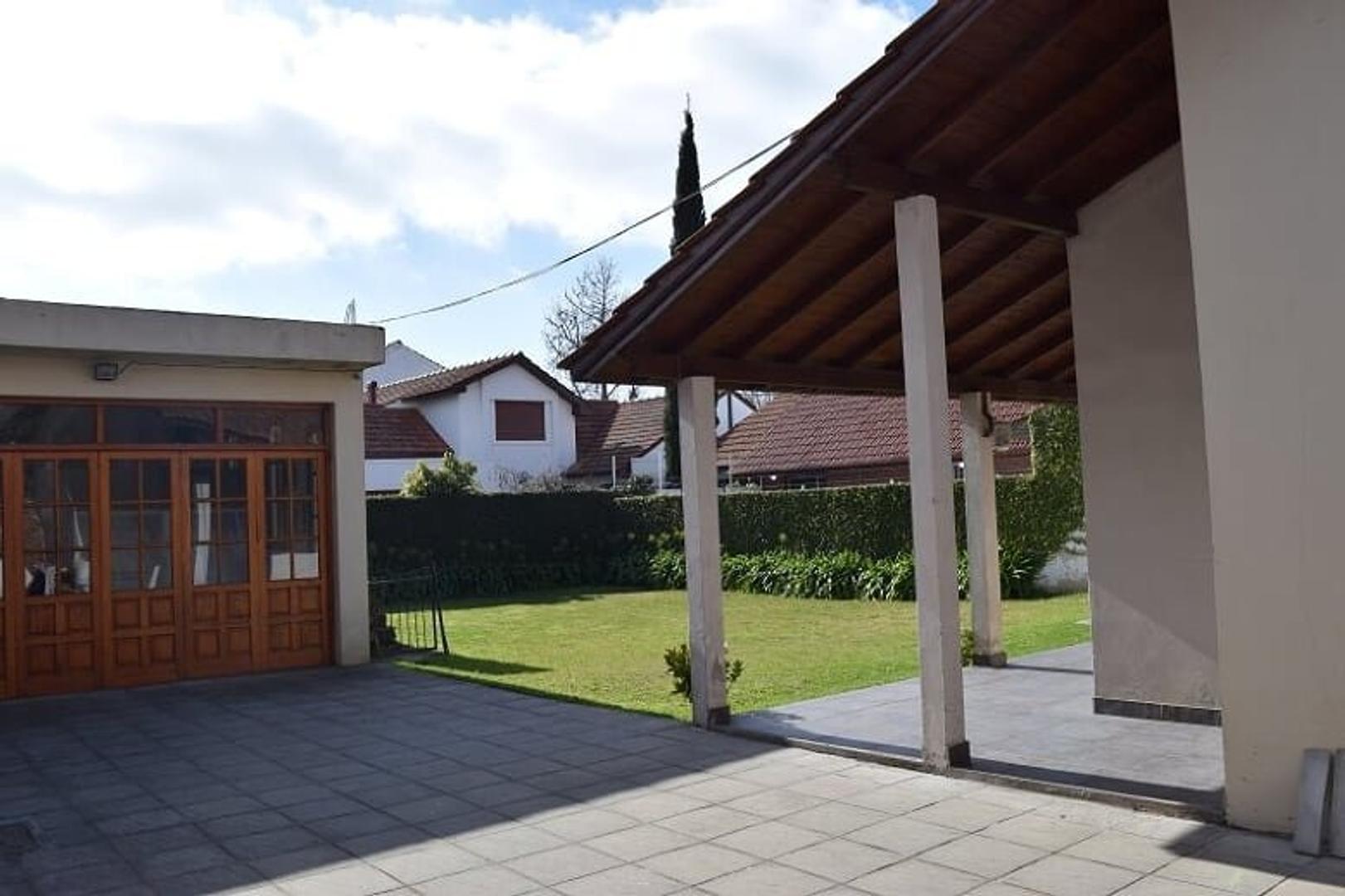 Casa 5 ambientes con 2 baños