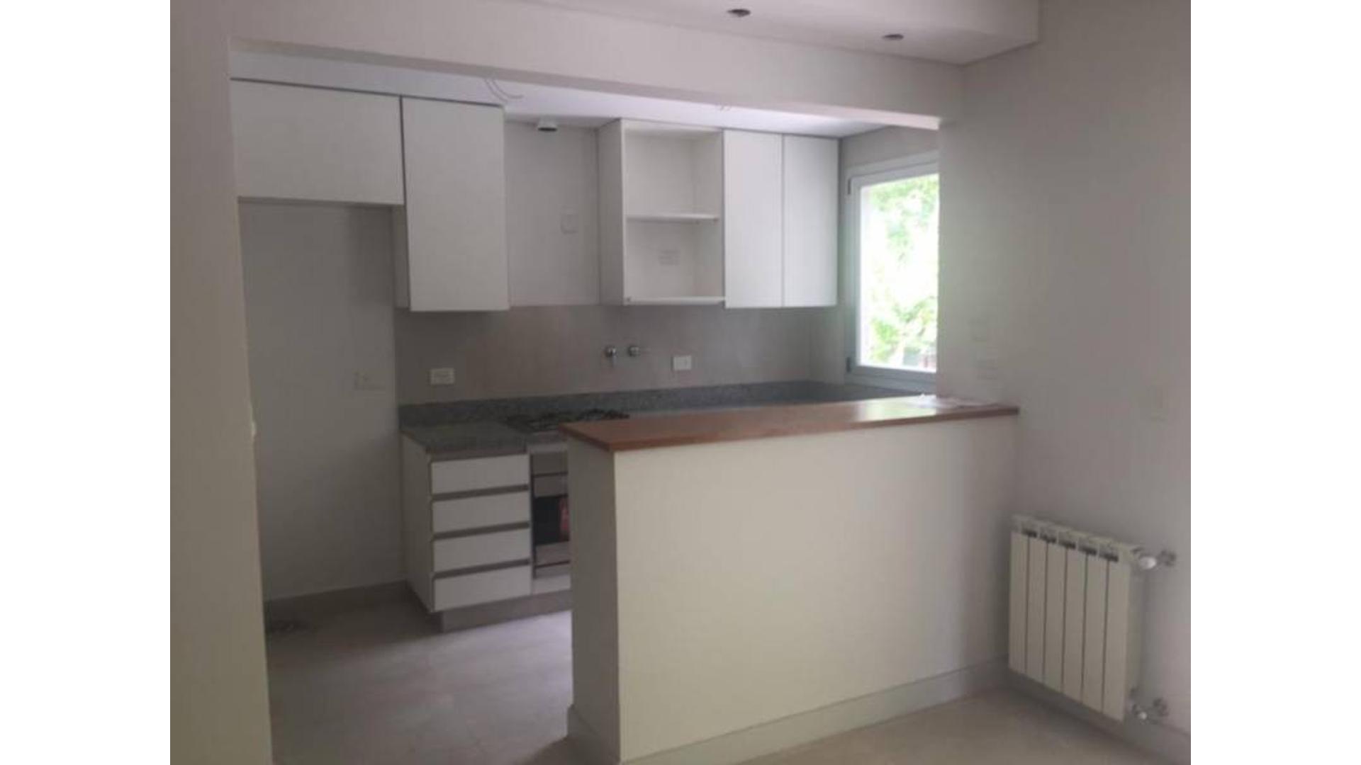 Dpto de 2 ambientes primer piso.-