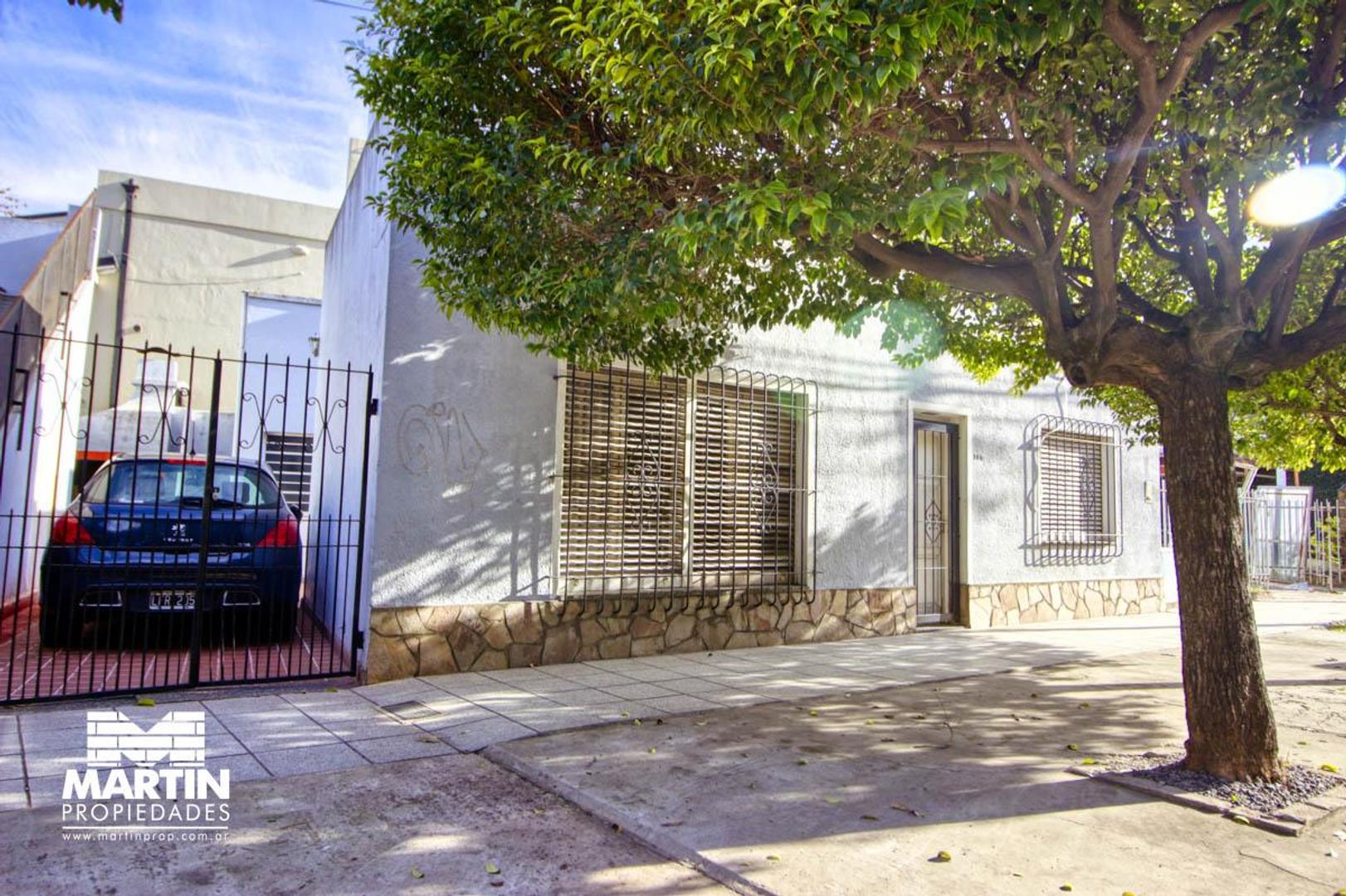 Casa mas 2 locales en San Isidro con 20 mts de frente sobre Fondo de la Legua