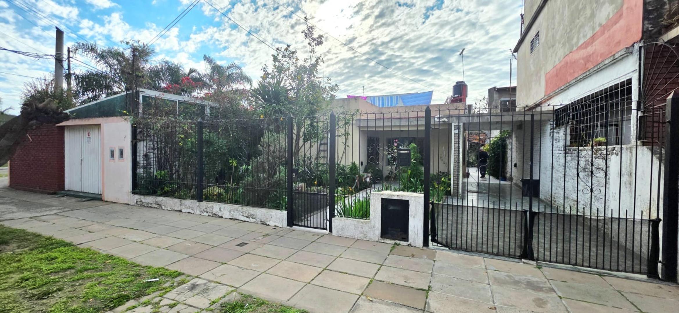 CASA DE 3 AMBIENTES CON COCHERA EN VENTA