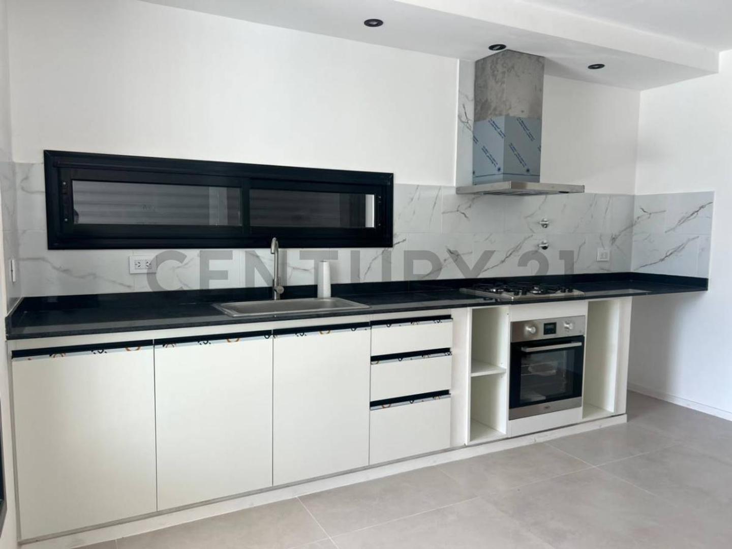 Casa 4 ambientes con 2 baños