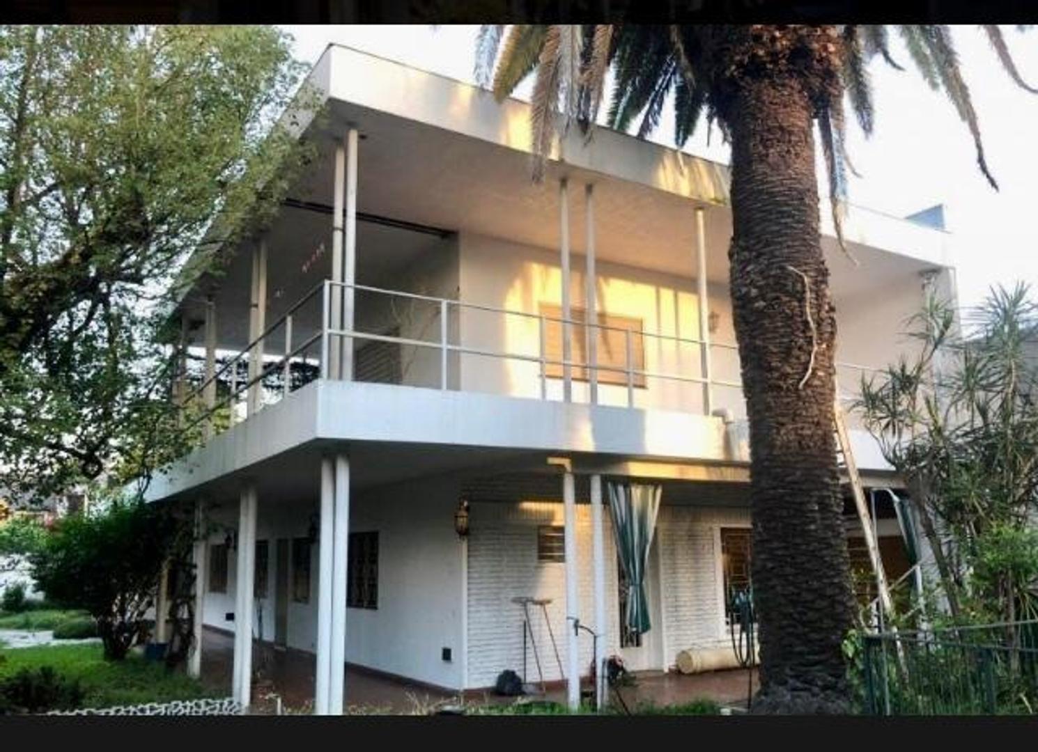 EXCELENTE CASA EN RAMOS MEJIA SOBRE LOTE DE 787 MT2