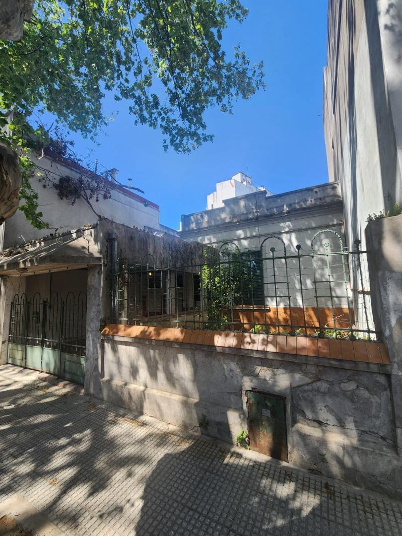 Casa a refaccionar en lote propio de 8,66x26