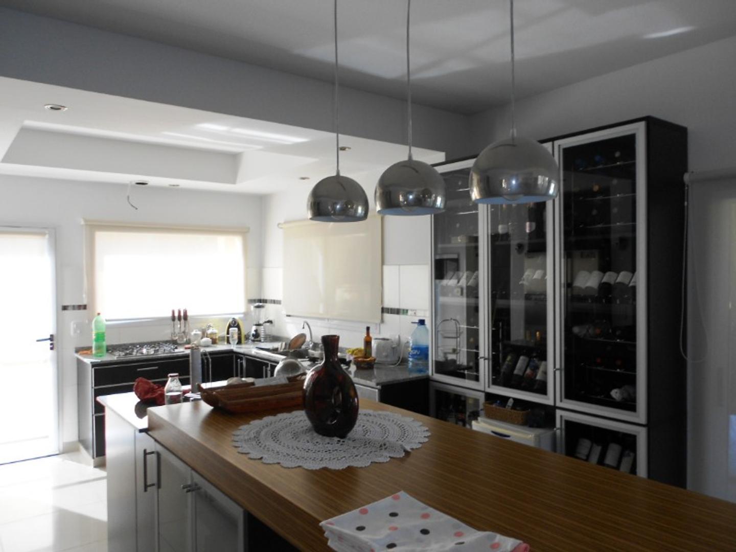 Casa 4 ambientes con 3 baños