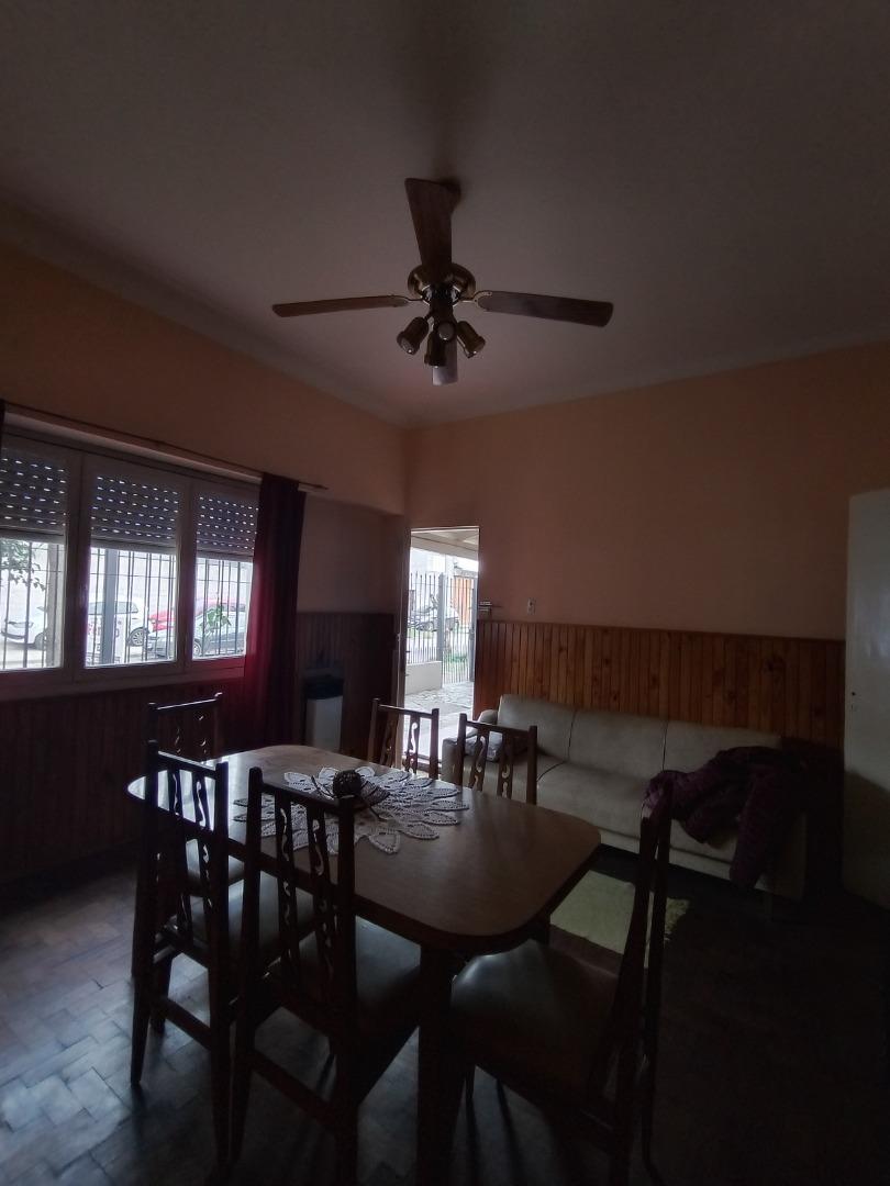 VENTA CASA  3 AMB + DEPTO 2 AMB EN ITUZAINGÓ SUR CON JARDÍN