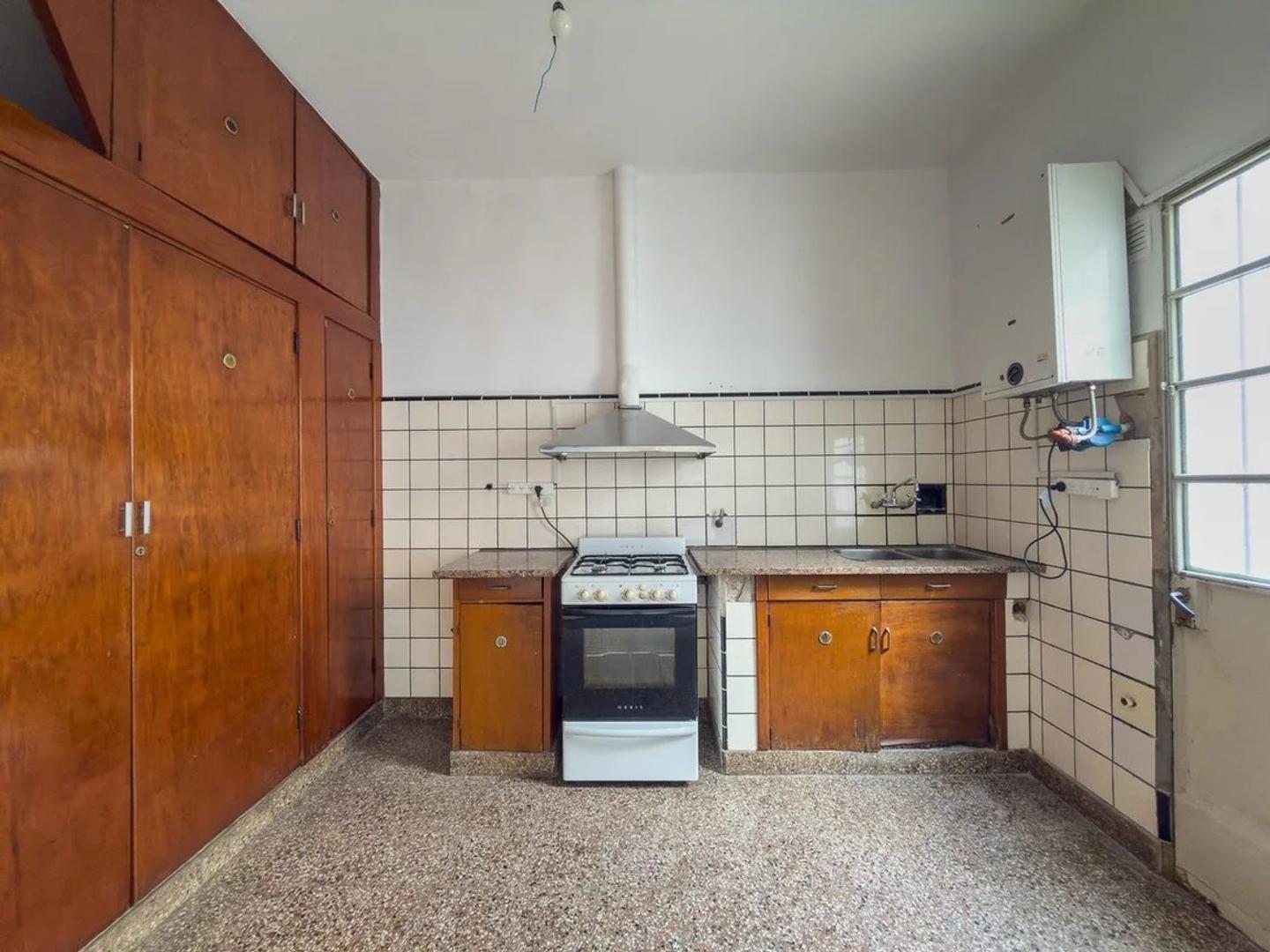 CASA DE ESTILO EN VENTA LA PLATA 3 DORMITORIOS PATIO COCHERA