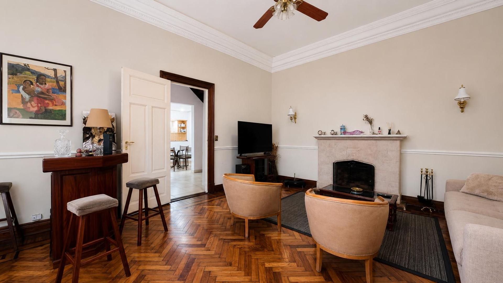 Casa en Venta con 3 cocheras