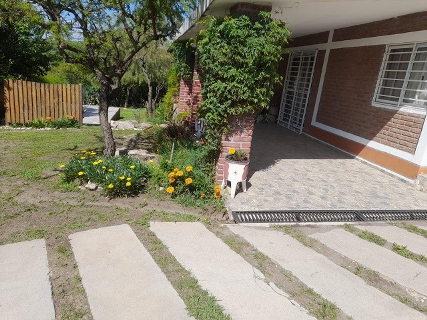 Casa 2 ambientes con 1 baño