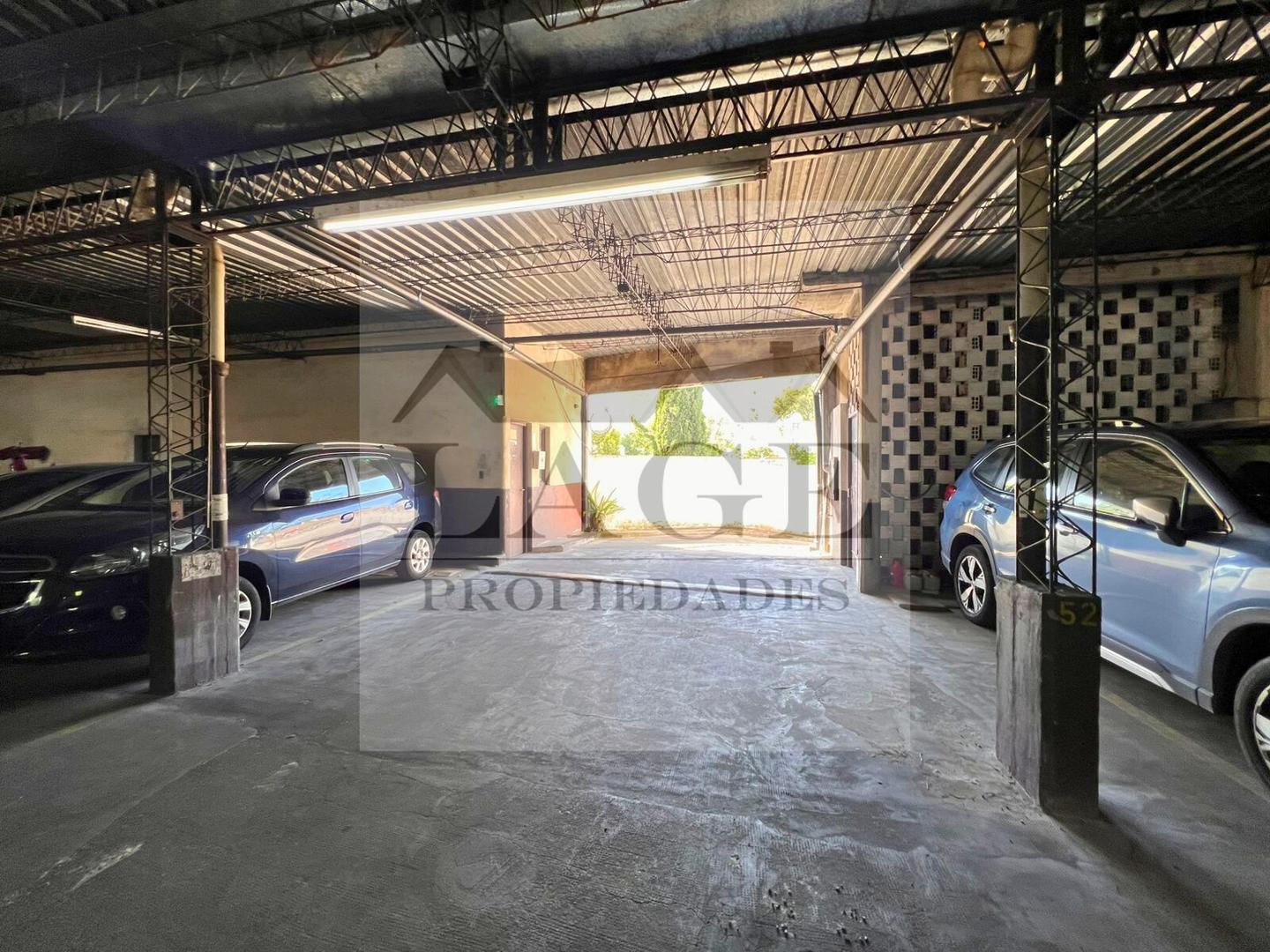 COCHERA AUTO GRANDE O CAMIONETA 1ER PISO X RAMPA