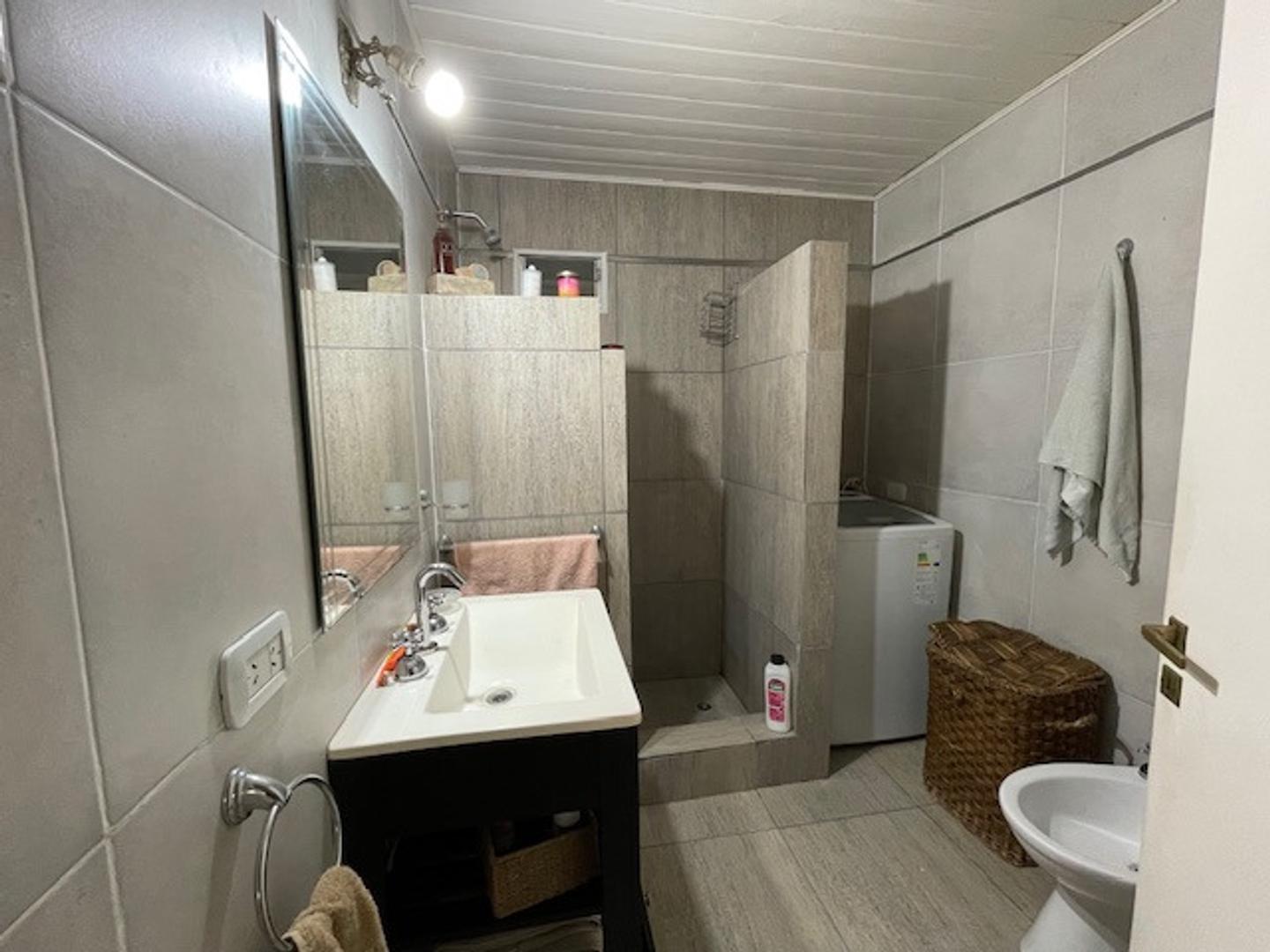 Casa en venta en barrio De Vicenzo grande frente a la plaza