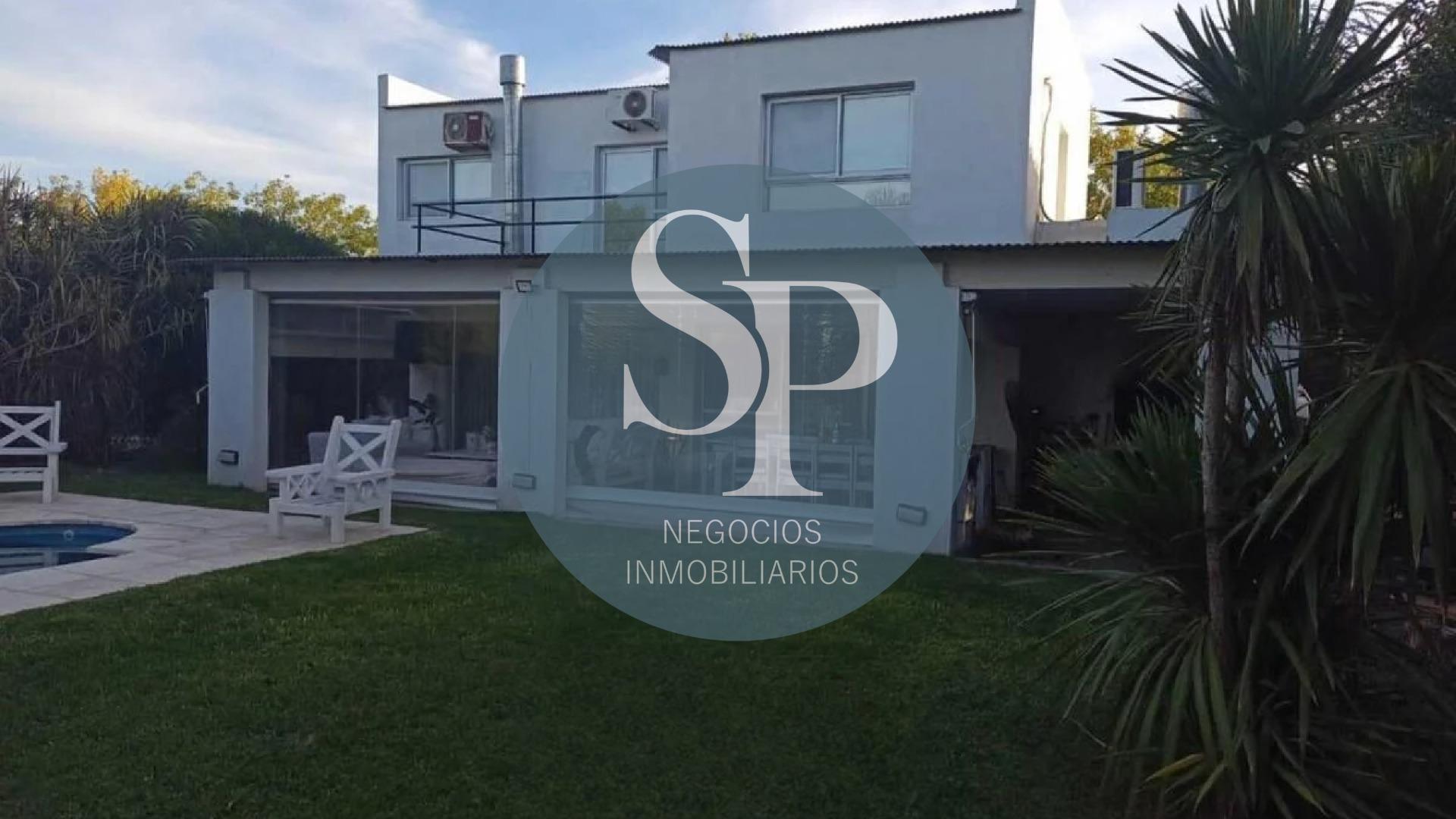 Casa en Alquiler con 3 cocheras