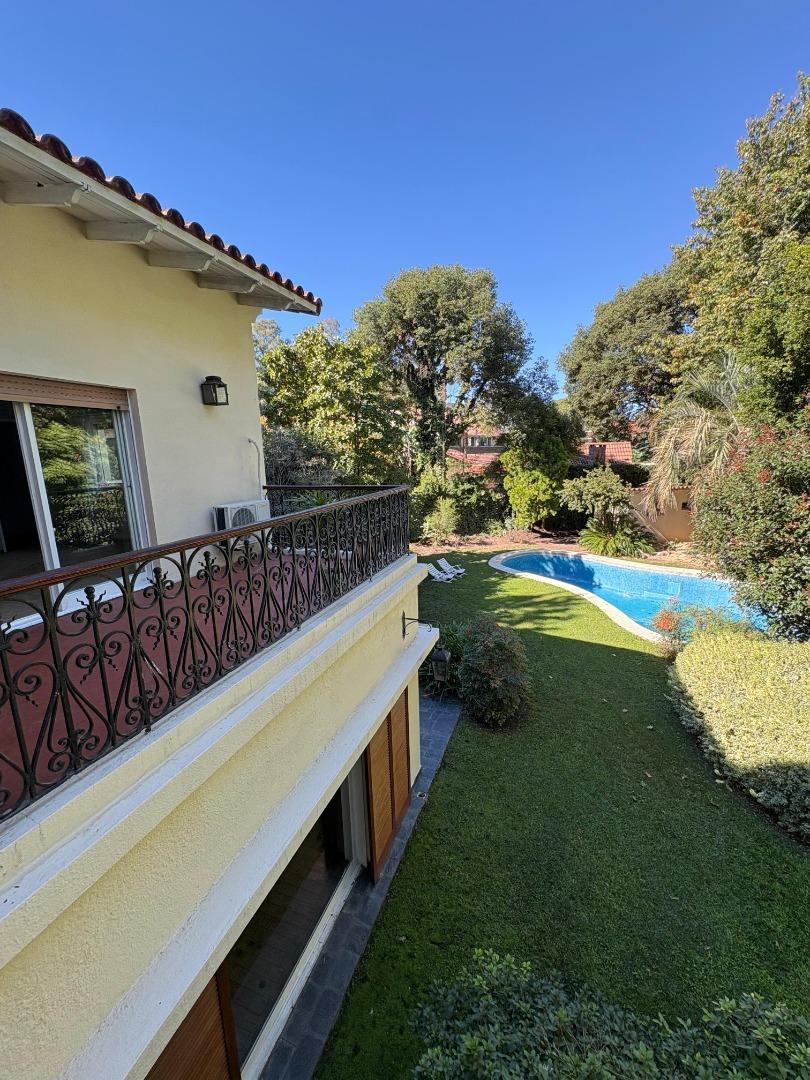 Casa 5 ambientes con 4 baños