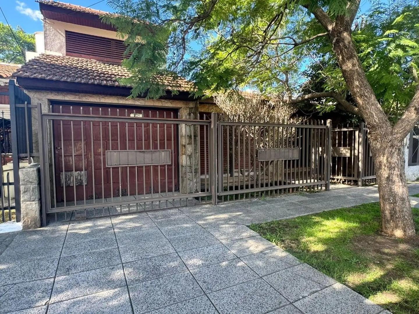 VENTA CASA DE 4 AMBIENTES, MORÓN