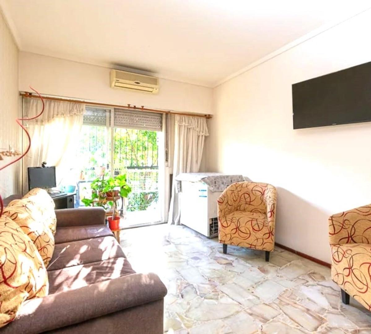 Departamento 4 ambientes con dependencia al Frente c/ Balcón