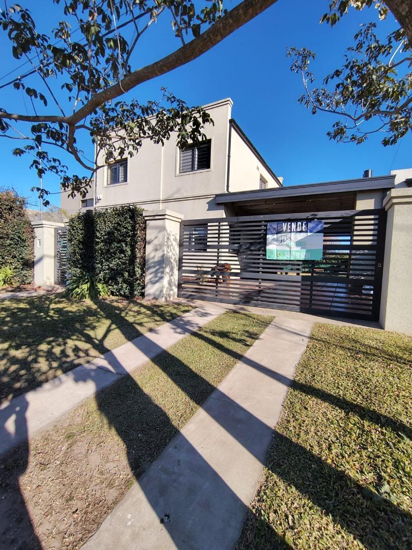 CASA IMPECABLE EN VENTA CON GRAN PATIO Y PILETA