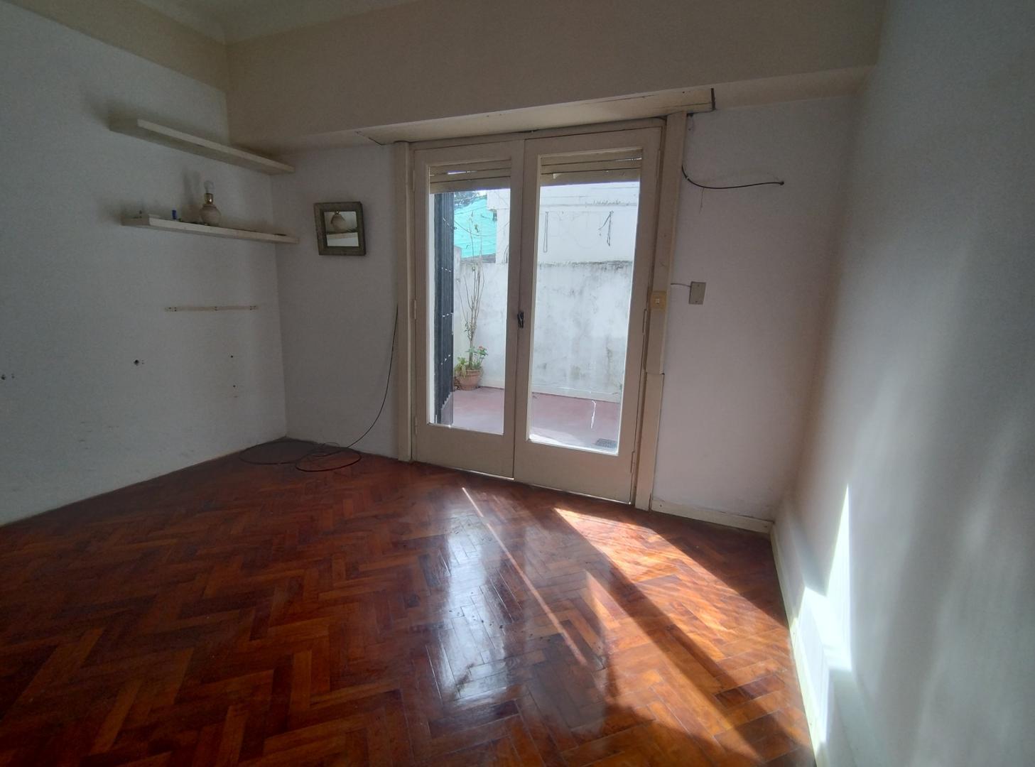 DEPARTAMENTO EN PLANTA BAJA CON PATIO PROPIO