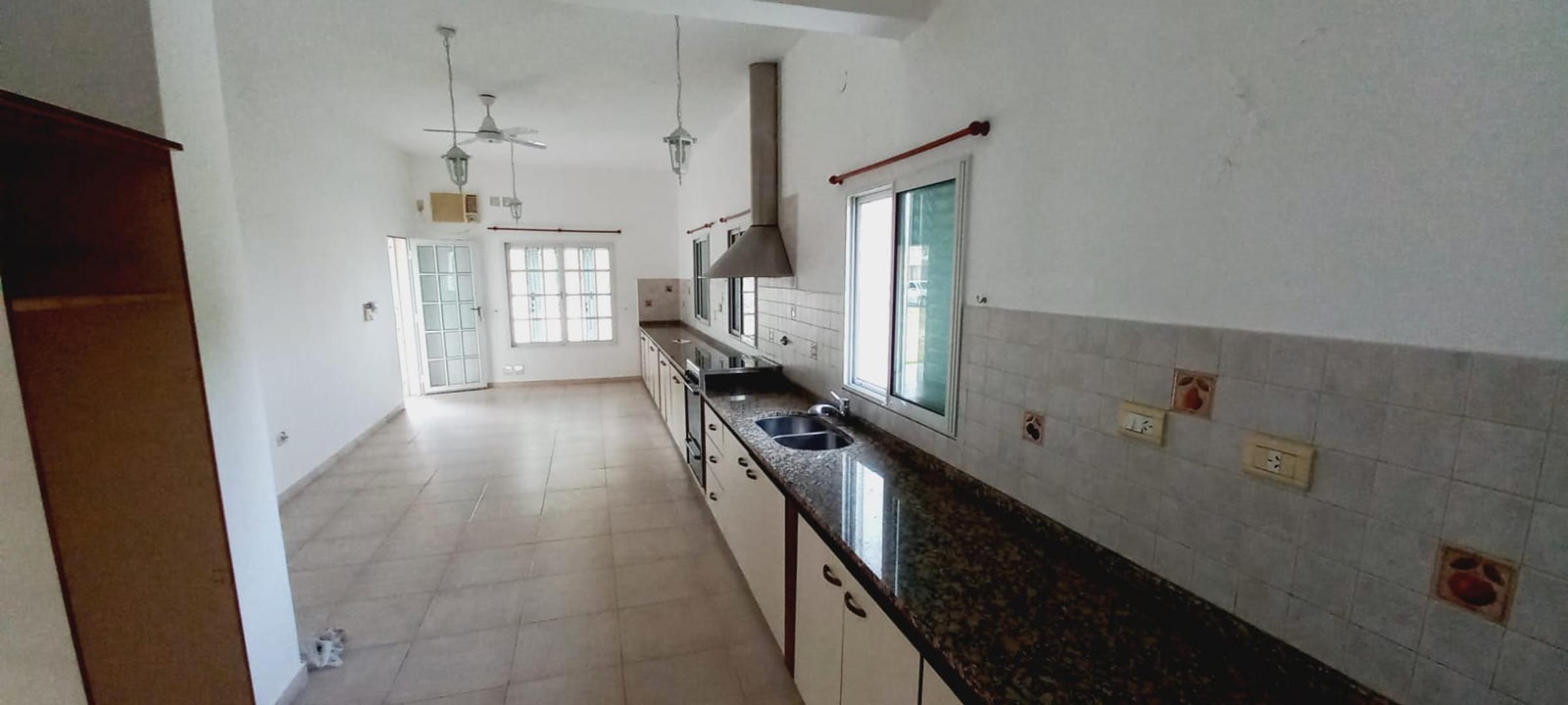 AMPLIA PROPIEDAD A LA VENTA, CON GRAN PARCELA DE TERRENO 