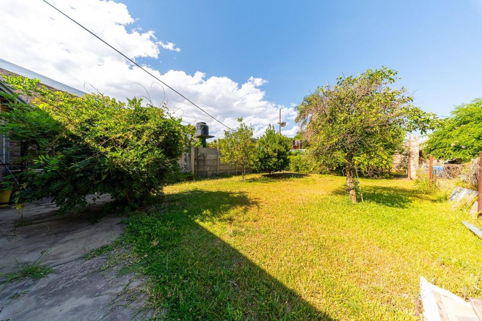 CASA EN VENTA 1 DORMITORIO Y COCHERA FISHERTON