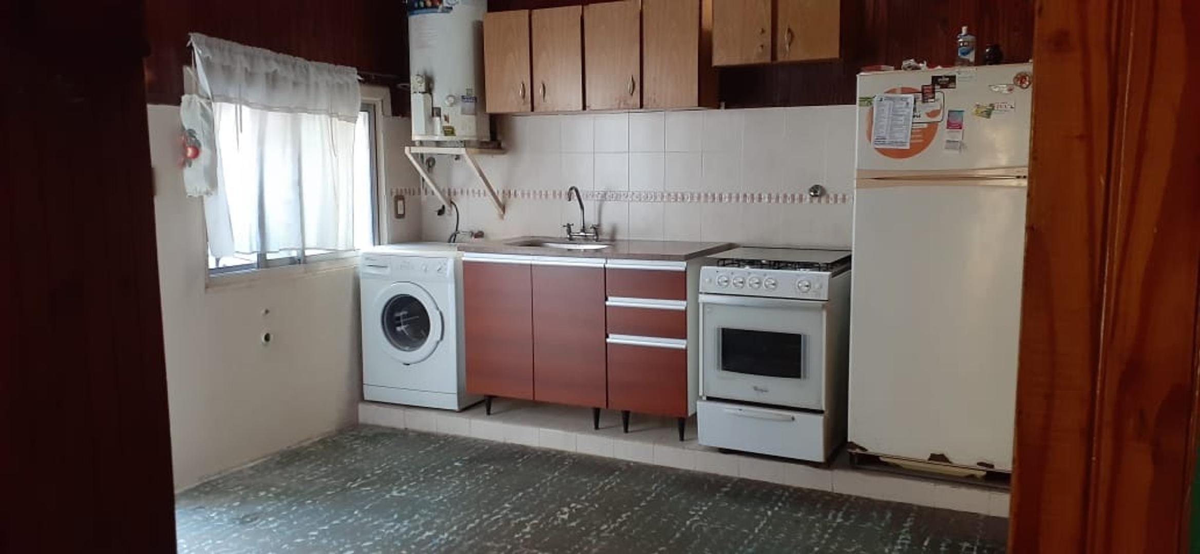 CASA DE 3 AMB. CON COCHERA APTA A CREDITO  nuevo precio