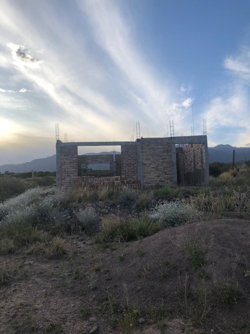 VENDO TERRENO CON CONSTRUCCIÓN EN OBRA GRUESA Y QUINCHO