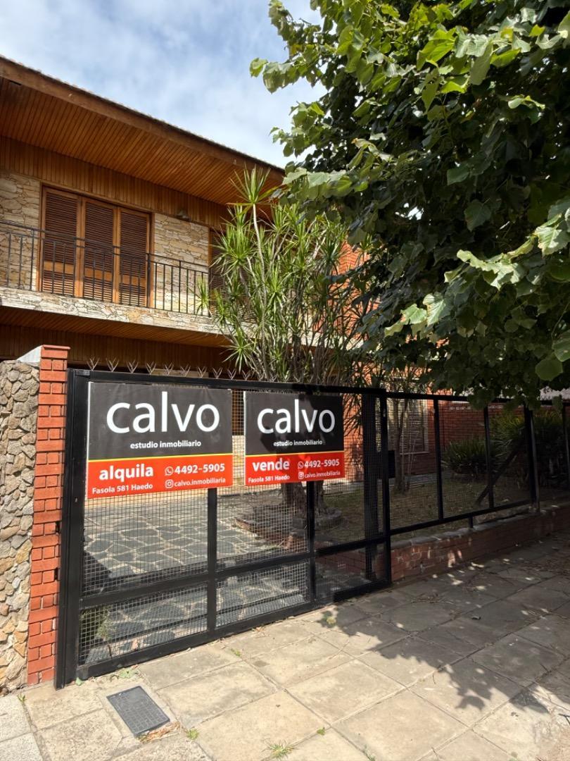 Excelente Chalet en 2 Plantas con Fondo y Pileta