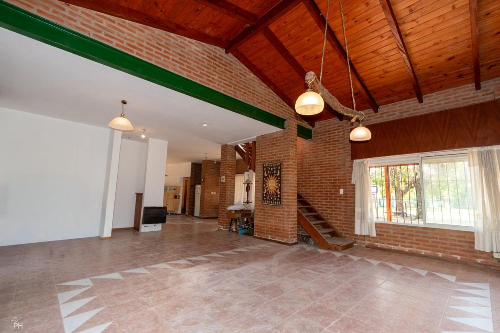 CASA EN VENTA DE 3 DORMITORIOS Y PILETA EN ROLDÁN