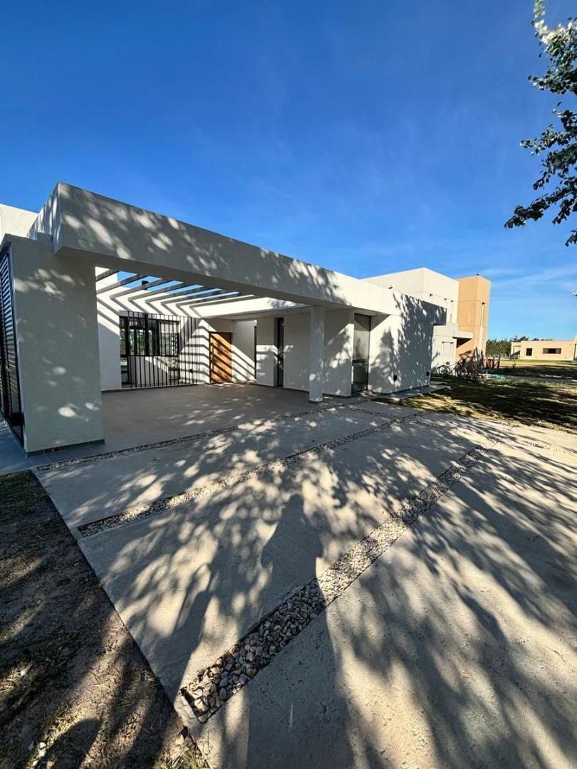 CASA EN HARAS DEL SUR III, 4 AMBIENTES CON PISCINA