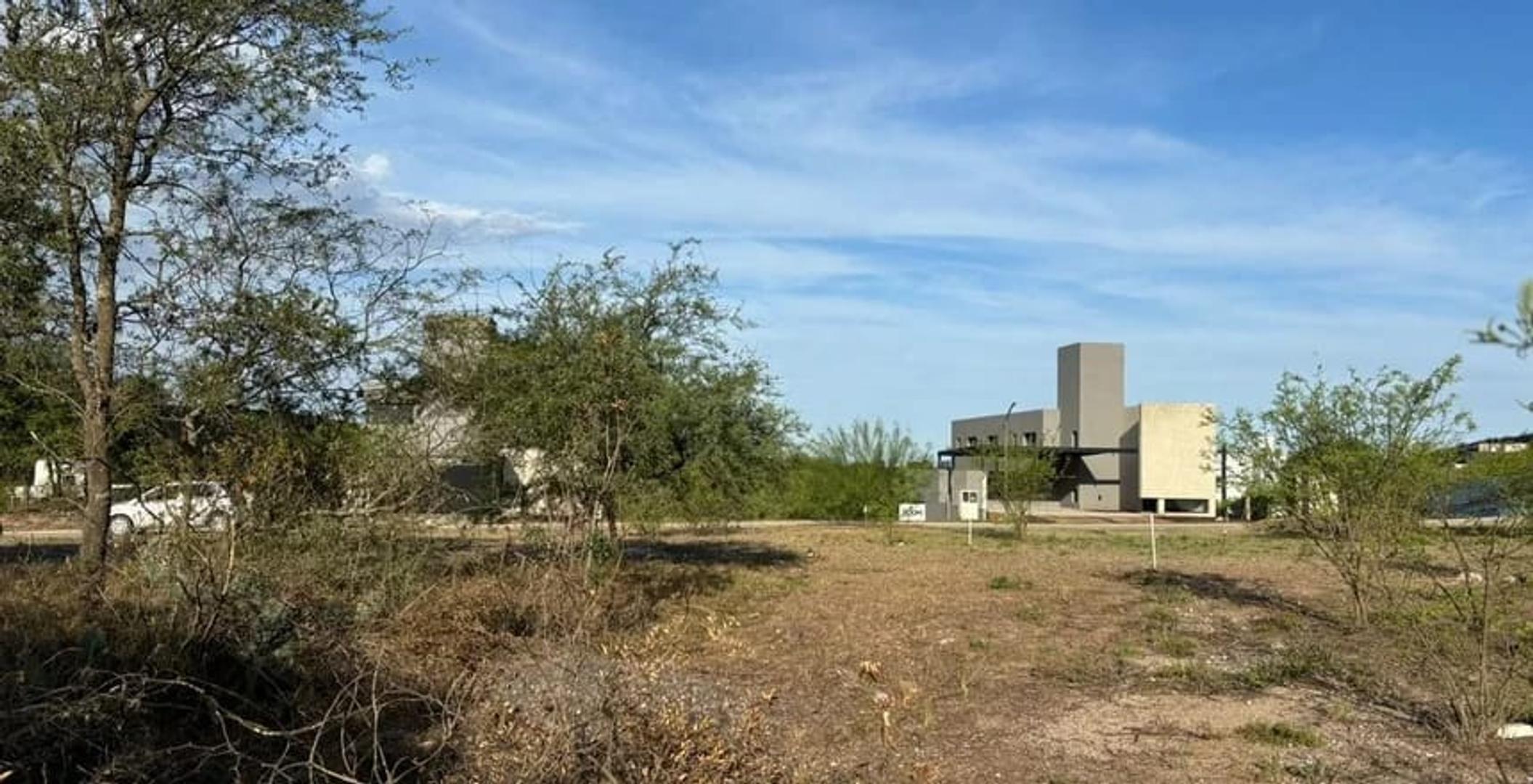 Lote en venta en el Barrio Cerrado Colinas de la Deseada
